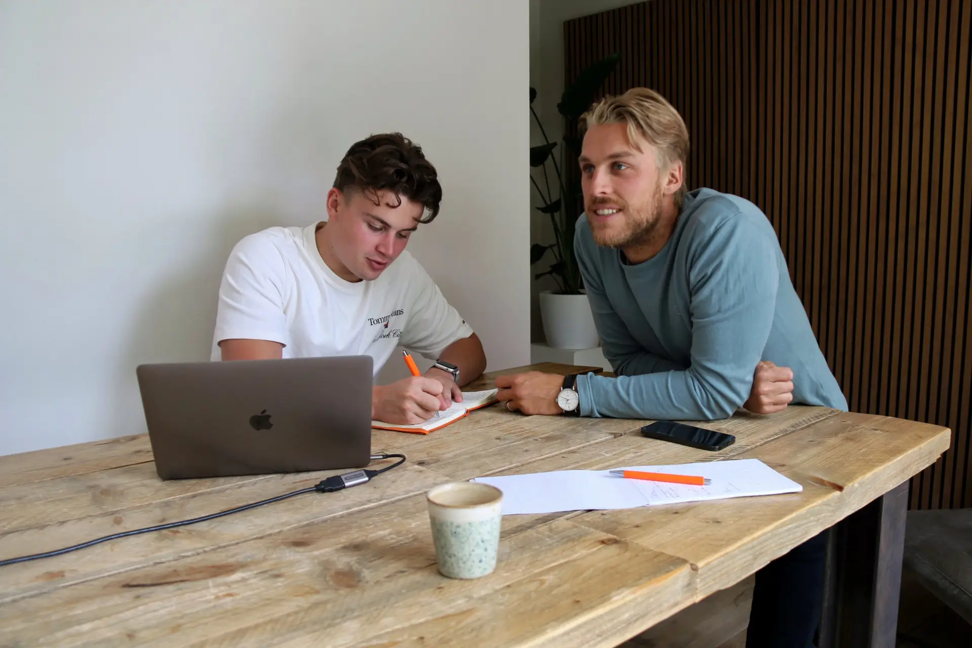 Team Jecko in een werksessie aan tafel
